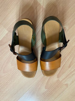 Sandalias de tacón con hebilla