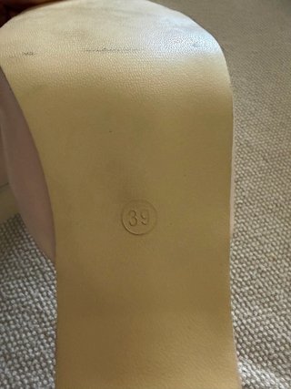 Zapatos de tacón beige y marrón