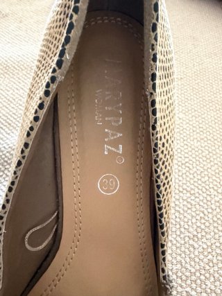 Zapatos de tacón beige y marrón