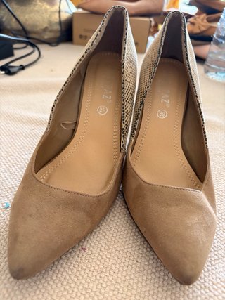 Zapatos de tacón beige y marrón