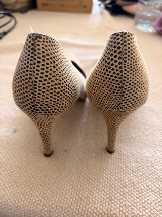 Zapatos de tacón beige y marrón