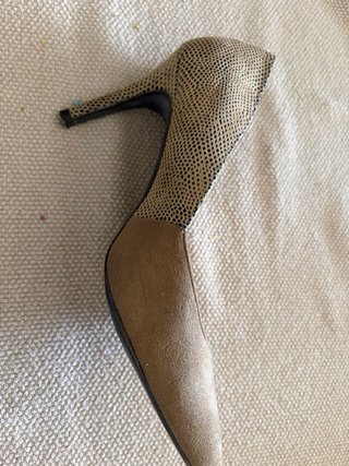 Zapatos de tacón beige y marrón
