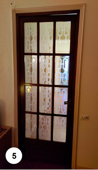 Puerta de madera con vidrio decorado