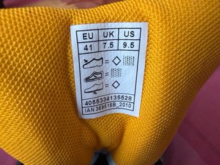 Zapatillas de montaña negras y amarillas