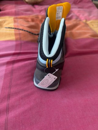 Zapatillas de montaña negras y amarillas