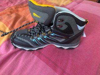 Zapatillas de montaña negras y amarillas