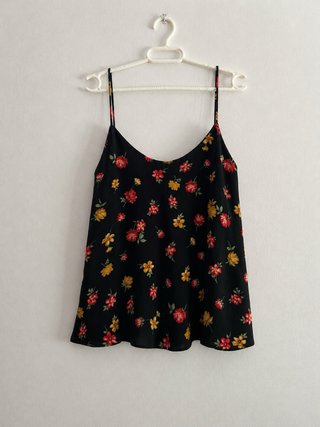 Blusa negra con flores