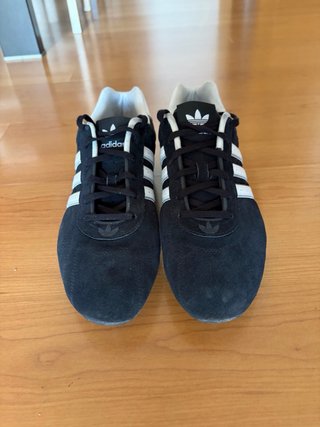 Zapatillas Adidas Negras y Blancas Talla 43.5