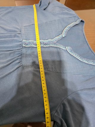 Camiseta azul con detalles bordados