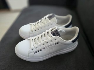 Scarpe da uomo bianche e blu