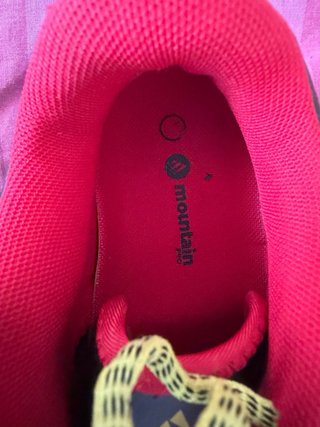 Zapatillas de montaña negras y rojas