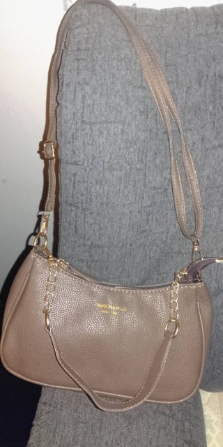 Bolso marrón con detalles dorados