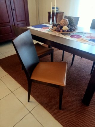 Tavolo Calligaris con 4 sedie.