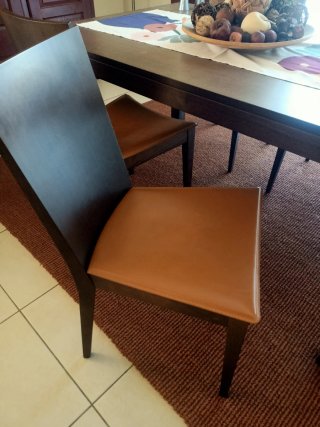 Tavolo Calligaris con 4 sedie.