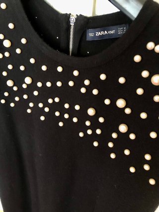 Vestido corto negro Zara perlas