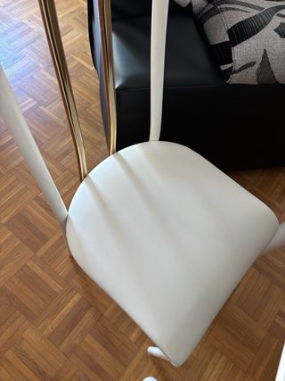 Mesa de cocina blanca con 4 sillas