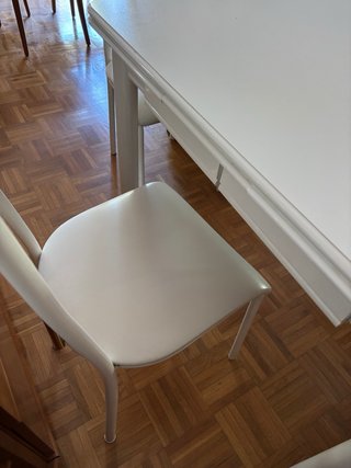 Mesa de cocina blanca con 4 sillas