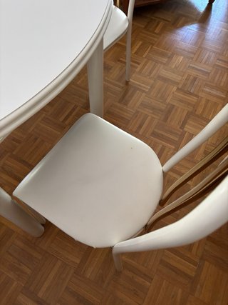 Mesa de cocina blanca con 4 sillas