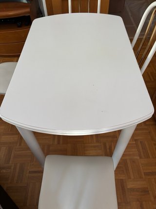 Mesa de cocina blanca con 4 sillas