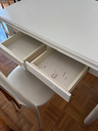 Mesa de cocina blanca con 4 sillas