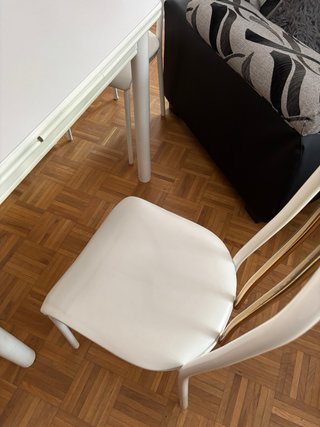 Mesa de cocina blanca con 4 sillas