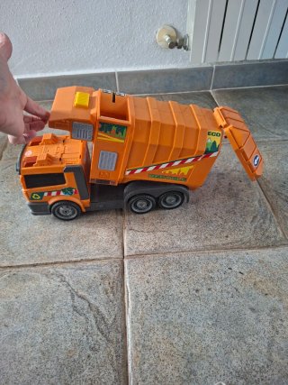 Camión de reciclaje naranja