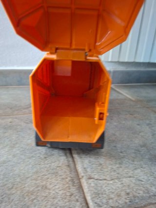 Camión de reciclaje naranja
