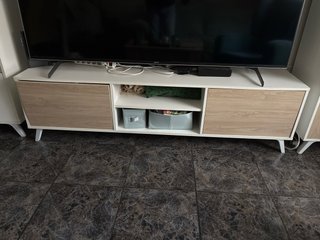 Mueble de salón modular blanco y madera