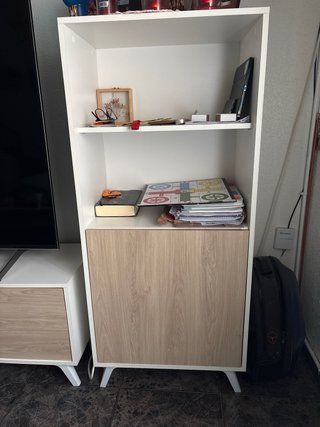 Mueble de salón modular blanco y madera