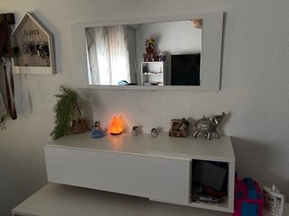 Mueble de salón modular blanco y madera