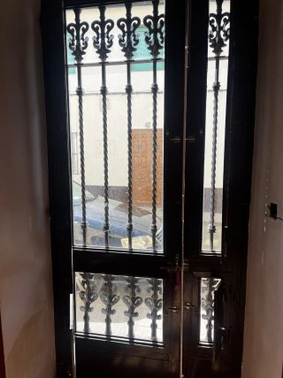 Puerta de hierro forjado
