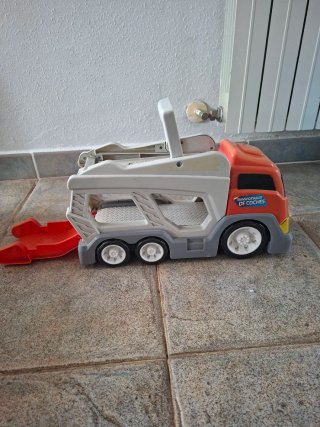 Camión transportador de coches de juguete