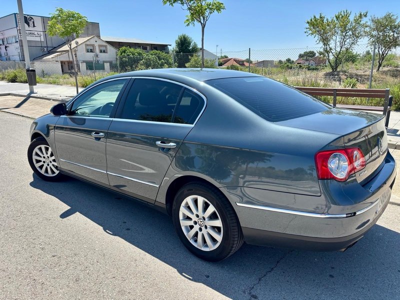 Volkswagen Passat 2009 - foto 1