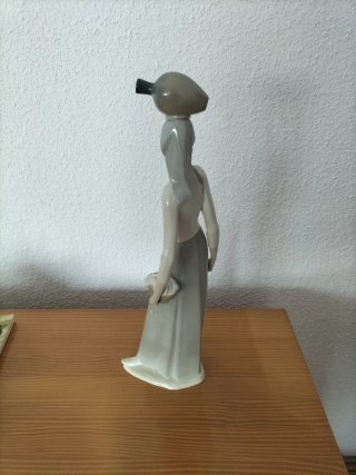Figura de porcelana mujer con cántaro