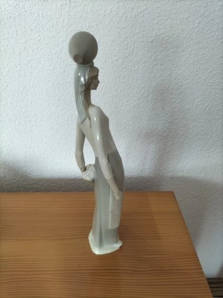 Figura de porcelana mujer con cántaro
