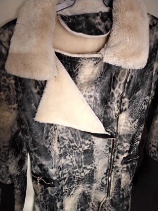 Abrigo piel sintética estampado