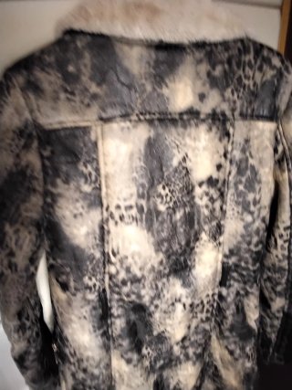 Abrigo piel sintética estampado