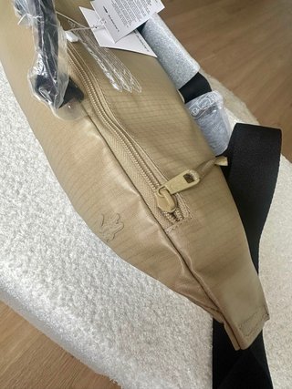 Riñonera Lacoste Beige y Negra