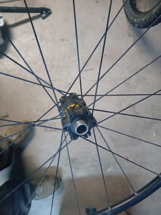 Rueda delantera Mavic 700c/28 eje pasante