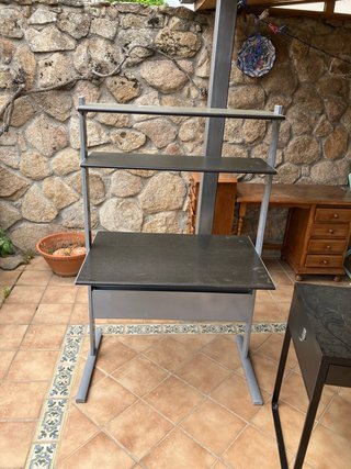 Escritorio con 2 estanterías