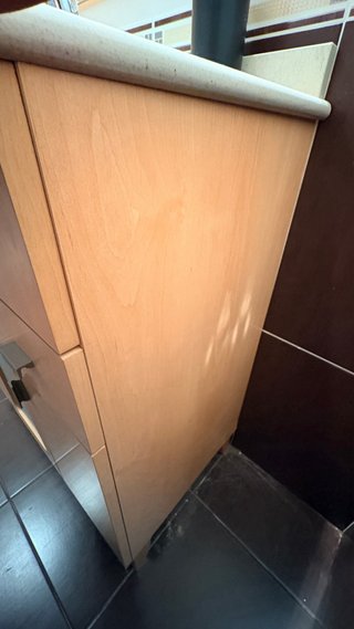 Mueble de baño con lavabo y grifo