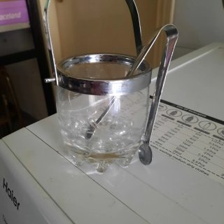Vasetto e pinzetta
