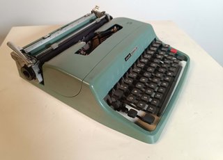 Máquina de escribir  Leterra 32 Olivetti con funda