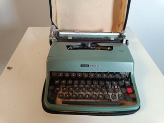 Máquina de escribir  Leterra 32 Olivetti con funda
