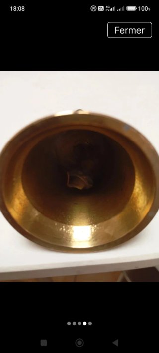 Campana de mano dorada