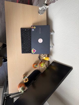 Mesa de trabajo Ikeade madera clara en buen estado