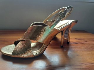 Sandalias Zara doradas tacón alto