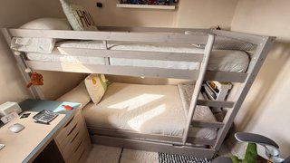 Litera con cama nido de madera.