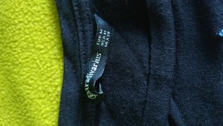 Camiseta negra bordada flores