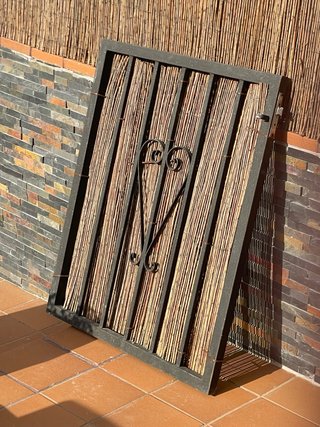 Puerta de hierro forjado con diseño de corazón